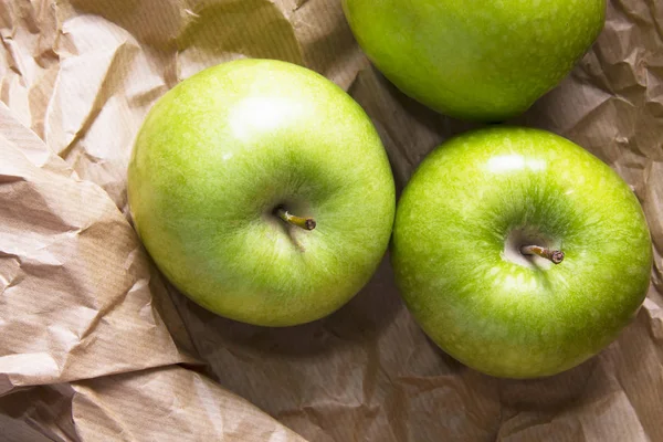 Manzanas Verdes Sobre Papel Embalaje Marrón — Foto de Stock