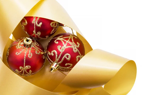 クリスマスカードクリスマスボールとリボンを隔離 — ストック写真