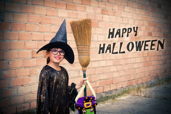 Porträtt Häxa Flicka Med Kvast Och Cauld Utanför Halloween Koncept — Stockfoto