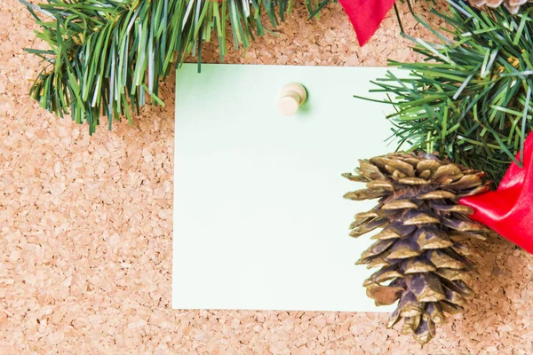 Paasbloem Met Post Het Prikbord — Stockfoto