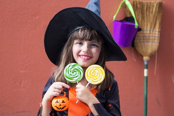 Menina Vestida Como Uma Bruxa Com Doces Abóbora Halloween — Fotografia de Stock