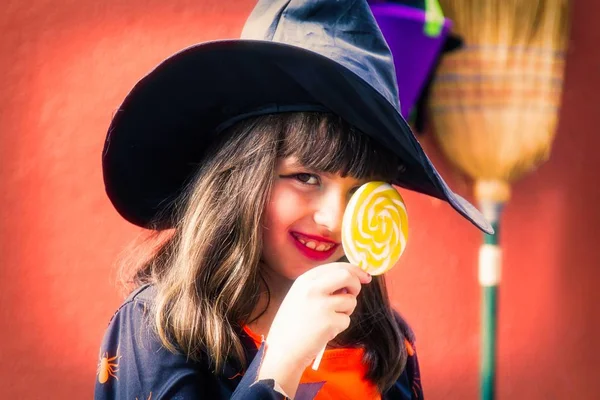 带有糖果的女巫肖像 概念之间的光环 — 图库照片