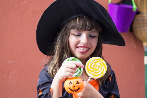 Menina Vestida Como Uma Bruxa Com Doces Abóbora Halloween — Fotografia de Stock