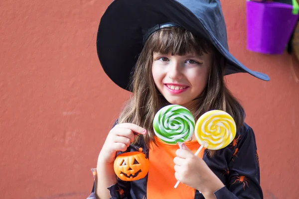 Menina Vestida Como Uma Bruxa Com Doces Abóbora Halloween — Fotografia de Stock