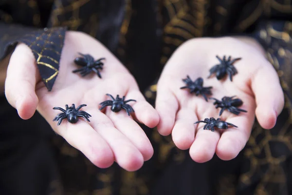 手にクモを持つ魔女 ハロウィーン — ストック写真