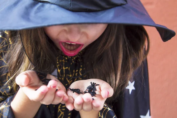 Bruxa Com Aranhas Nas Mãos Halloween — Fotografia de Stock