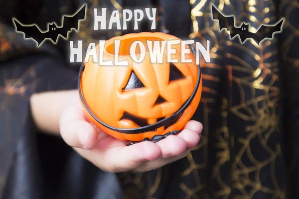 Witch Hand Hålla Pumpa Halloween Koncept — Stockfoto