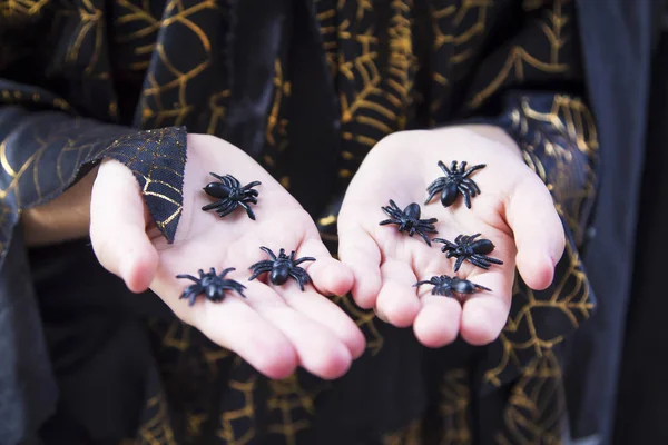 Häxa Med Spindlar Händerna Halloween — Stockfoto