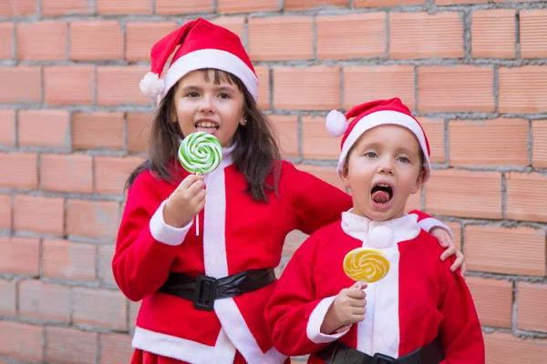 Дети Празднуют Рождество Сладостями Леденцами — стоковое фото