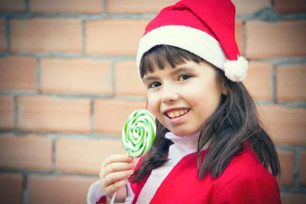 Fille Avec Des Bonbons Félicitant Noël — Photo