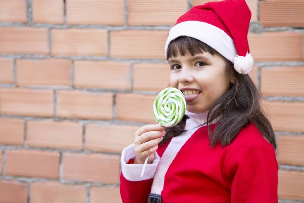 Dziewczyna Cukierkami Gratulując Boże Narodzenie — Zdjęcie stockowe