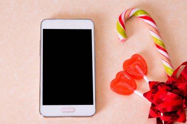 Şeker ve kurdeleli cep telefonu