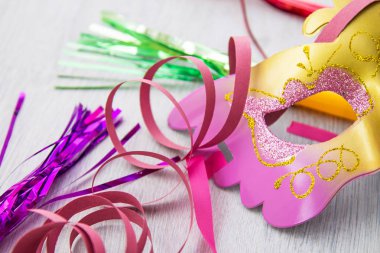 karnaval maskesi, üflemeli ve flamalı