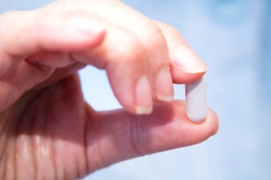 El ele tutuşma hapları, sağlık ve ilaç kavramı.