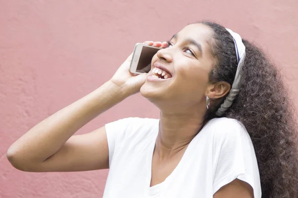 Afro Chica Hablando Por Teléfono Celular —  Fotos de Stock