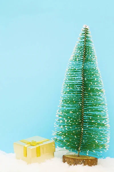 クリスマスツリーとギフトボックス付きのクリスマスカード — ストック写真