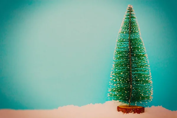 Arbre Noël Dans Neige Sur Fond Bleu — Photo