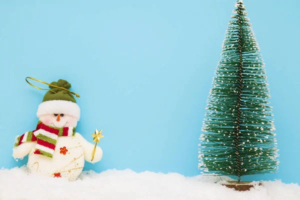 Sneeuw Man Kerstmis Fir Tree Sneeuw Met Achtergrondkleur — Stockfoto