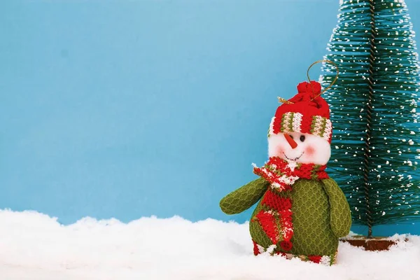 Рождественская Елка Снеговик Синем Фоне — стоковое фото