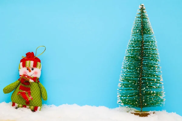 圣诞树和蓝色背景的雪人 — 图库照片