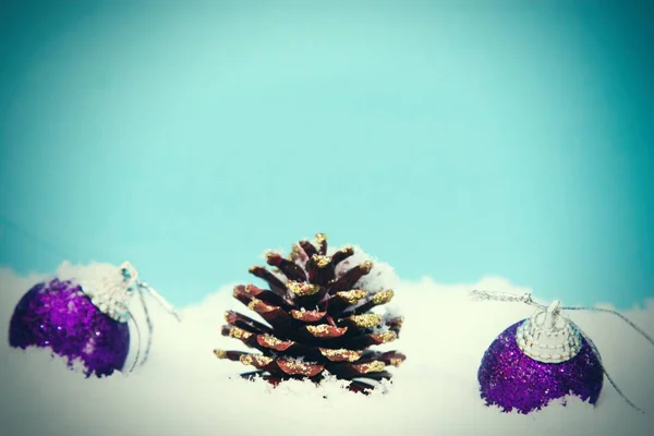 蓝底雪地上的圣诞球 — 图库照片