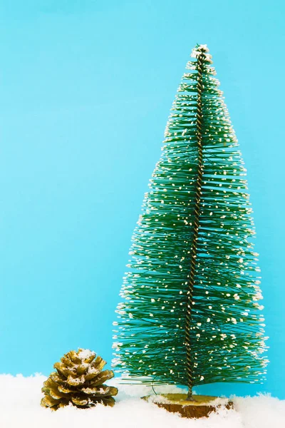 Weihnachtsbaum Und Ananas Auf Blauem Hintergrund — Stockfoto