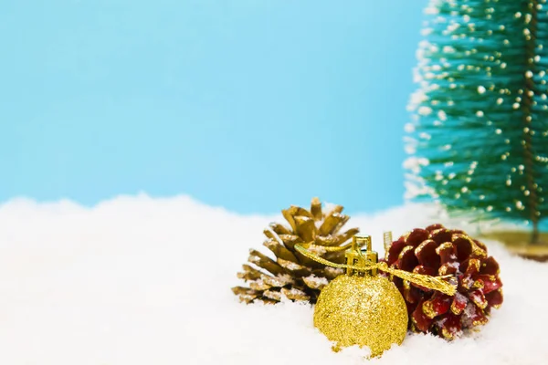 Weihnachtsbaum Und Ananas Auf Blauem Hintergrund — Stockfoto