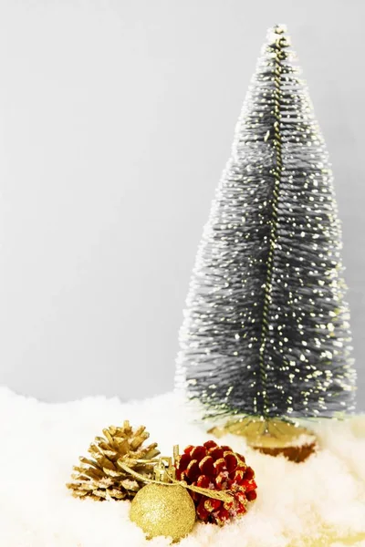 Julgran Och Ananas Blå Bakgrund — Stockfoto