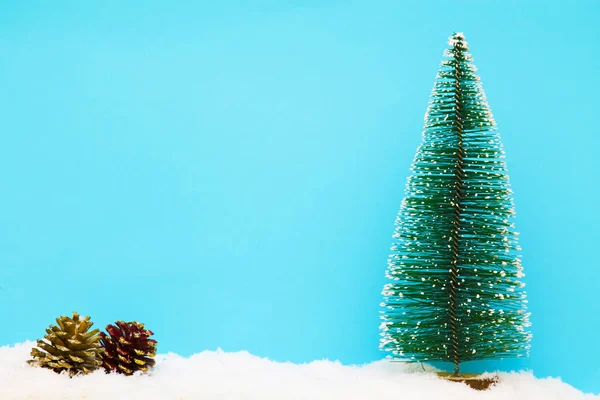 Julgran Och Ananas Blå Bakgrund — Stockfoto