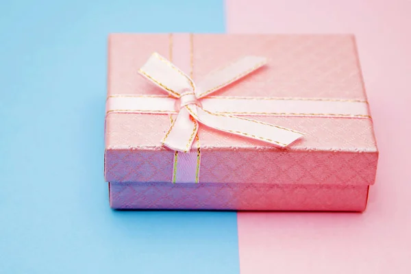 Geschenkbox Auf Blauem Und Rosa Hintergrund — Stockfoto