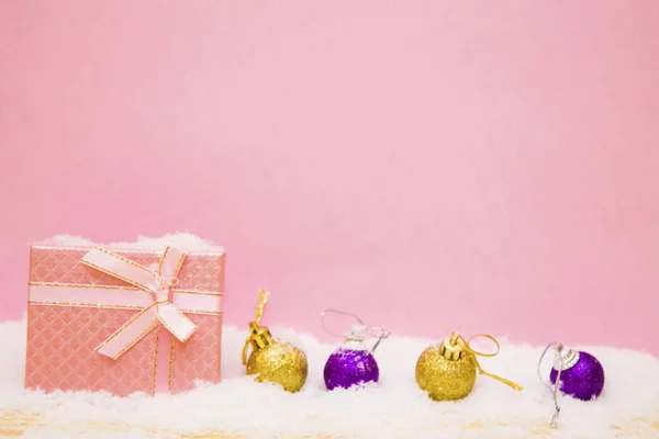 Weihnachtspostkarte Mit Geschenkbox Und Kugeln — Stockfoto