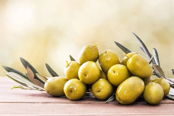 Aceitunas Sobre Madera Con Fondo —  Fotos de Stock