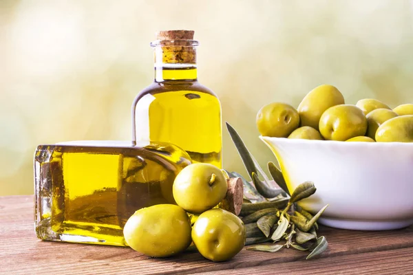 Tazón Aceitunas Botella Aceite Virgen Extra Sobre Fondo — Foto de Stock