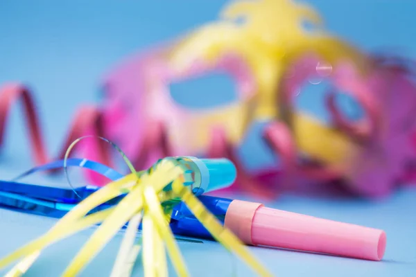 Máscaras Carnaval Sopradores Com Fundo Azul — Fotografia de Stock