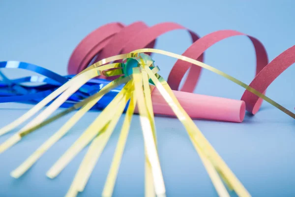 Party Blowers Met Blauwe Achtergrond — Stockfoto