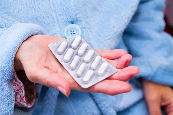 Mulher Idosa Com Tablet Pílulas Mão Saúde Medicina Conceito — Fotografia de Stock