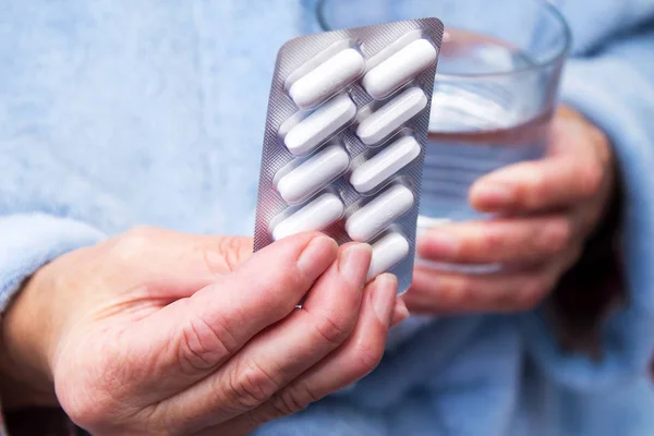 Mão Idosa Idoso Está Segurando Pílulas Copo Água Blister Pack — Fotografia de Stock