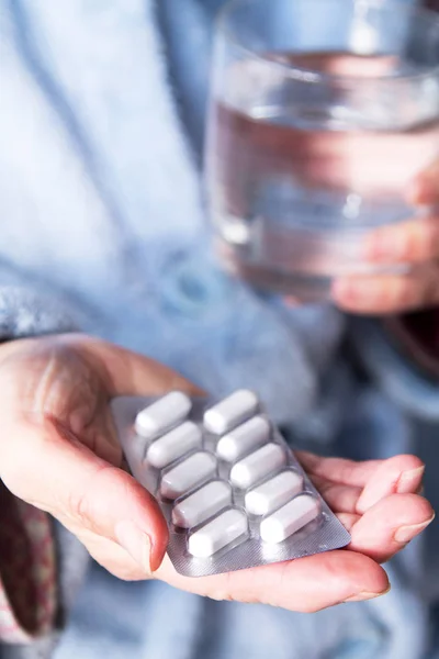 Ηλικιωμένη Γυναίκα Λαμβάνοντας Χάπι Ένα Ποτήρι Νερό Έννοια Της Φαρμακευτικής — Φωτογραφία Αρχείου
