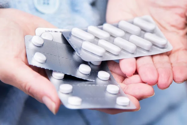Mão Segurando Pílulas Perto Conceito Saúde Medicina — Fotografia de Stock