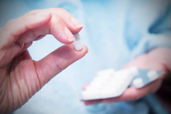 Χέρι Κρατώντας Χάπια Κοντά Έννοια Της Υγείας Και Της Ιατρικής — Φωτογραφία Αρχείου