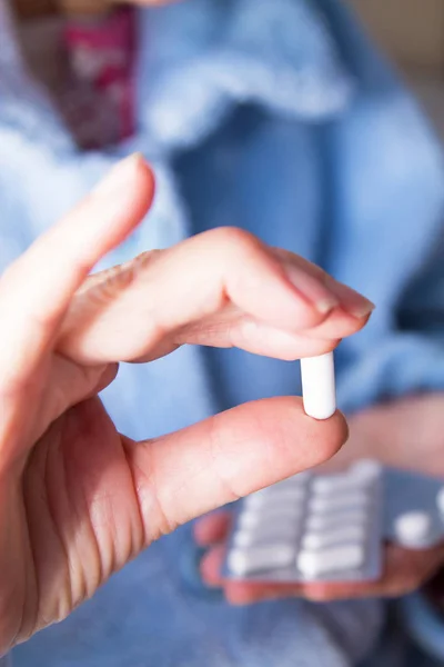 Frau Mit Tabletten Oder Kapseln Der Hand Und Einem Glas — Stockfoto