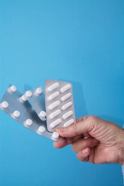 Donna Con Pillole Capsule Mano Con Sfondo Blu — Foto Stock