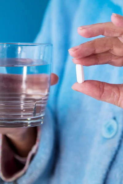 Seniorin Nimmt Tablette Mit Einem Glas Wasser Medikamentenkonzept Und Gesundheit — Stockfoto