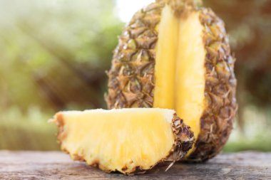 Geçmişi olan taze tropik ananas