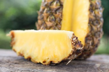 Geçmişi olan taze tropik ananas