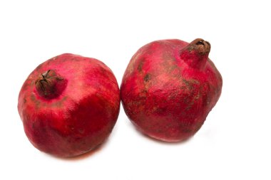 Kış meyvesi, beyaz üzerine izole kırmızı nar.