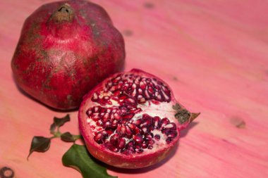 Pembe arka planda nar meyvesi