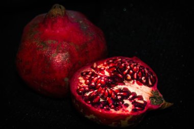 Siyah arkaplanda nar meyvesi