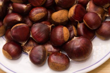 Tahtadaki kestane tabağı