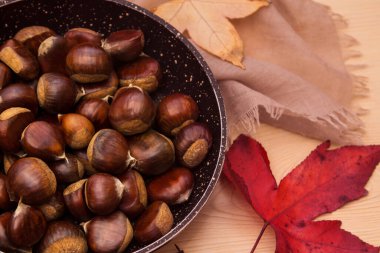 Tavada kavrulmuş kestane